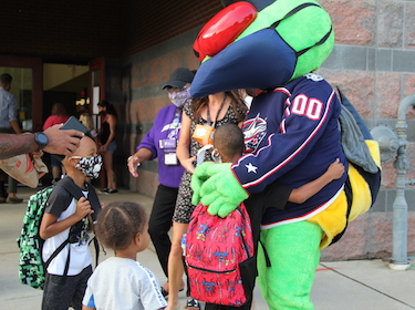  Stinger with students